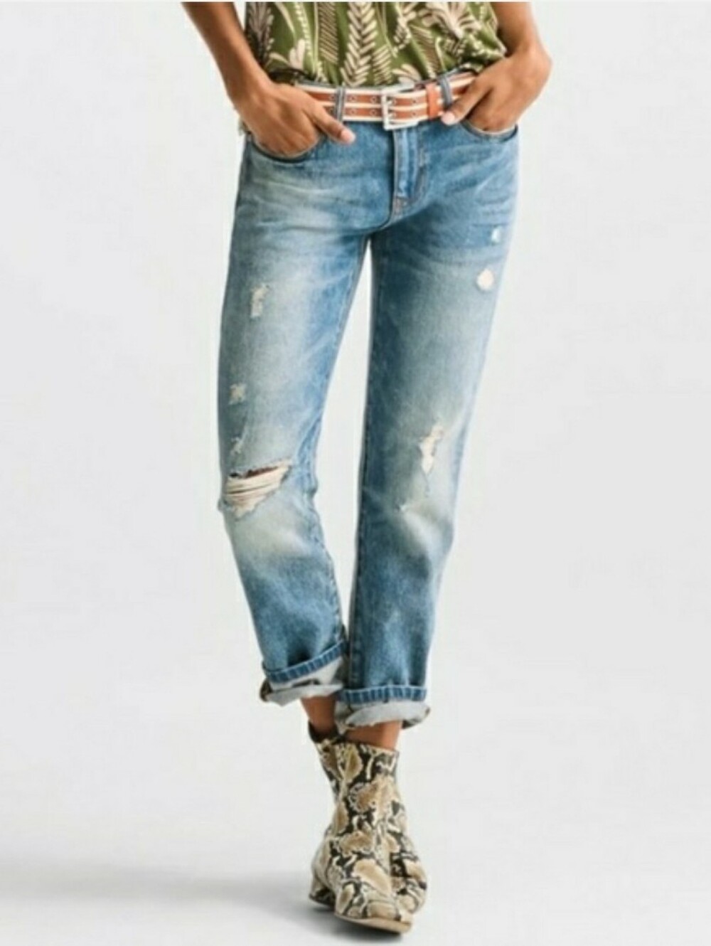 CAbi Malibu Style 6283 Distressed Straight Leg Boyfriend Jeans Size 8